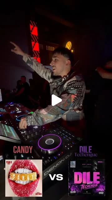 DJVALENOK señalando al público desde los decks, en Noche Real